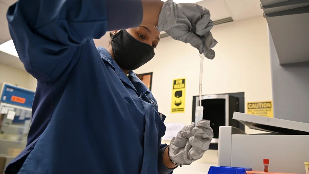 Professionista sanitaria in laboratorio mentre prepara un campione per l'analisi
